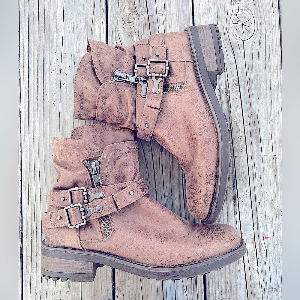 Carlos Santana Shiloh Soft Distressed Leather Biker Boots in Taupe (Size 9.5)
